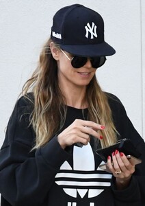 heidi-klum-in-an-oversized-sweatshirt-and-a-baseball-cap-04-02-2019-5.jpg