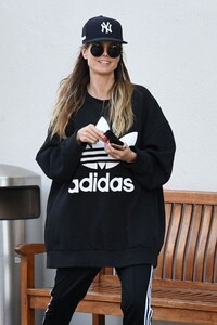 heidi-klum-in-an-oversized-sweatshirt-and-a-baseball-cap-04-02-2019-6.jpg