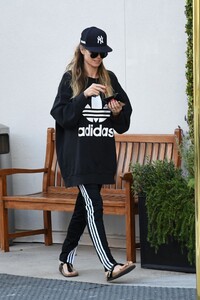 heidi-klum-in-an-oversized-sweatshirt-and-a-baseball-cap-04-02-2019-7.jpg