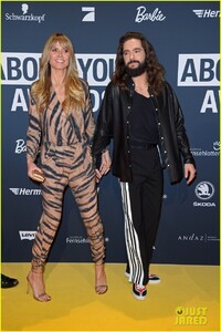 heidi-klum-kaulitz-twins-at-about-you-awards-02.jpg