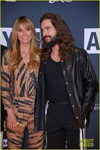 heidi-klum-kaulitz-twins-at-about-you-awards-06.jpg
