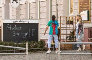 heidi-klum-leaves-schaukelpferd-restaurant-in-berlin-04-20-2019-1.jpg