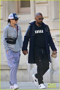 jamie-fox-katie-holmes-hold-hands-01.jpg