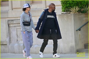 jamie-fox-katie-holmes-hold-hands-08.jpg