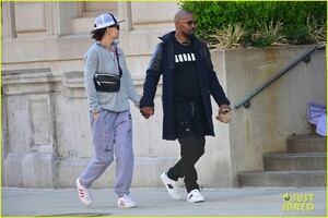 jamie-fox-katie-holmes-hold-hands-10.jpg