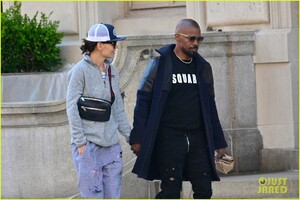 jamie-fox-katie-holmes-hold-hands-13.jpg