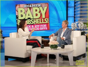 jennifer-garner-addresses-pregnancy-reports-on-ellen-im-47-weve-wrapped-it-up-03.jpg
