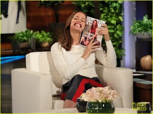 jennifer-garner-addresses-pregnancy-reports-on-ellen-im-47-weve-wrapped-it-up-04.JPG