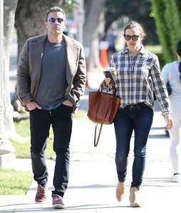 jennifer-garner-and-ben-affleck-out-in-la-04-09-2019-14.jpg