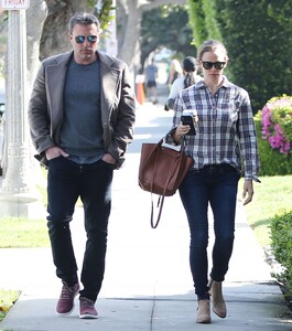 jennifer-garner-and-ben-affleck-out-in-la-04-09-2019-7.jpg