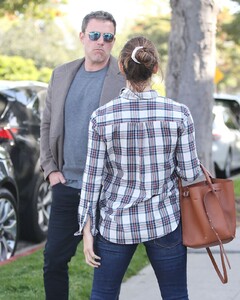 jennifer-garner-and-ben-affleck-out-in-la-04-09-2019-8.jpg