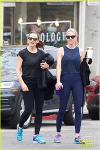 jennifer-garner-coffee-brentwood-2019-05.jpg