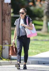 jennifer-garner-heading-to-the-gym-04-22-2019-5.jpg