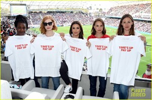 jennifer-garner-jessica-chastain-support-times-up-soccer-game-02.thumb.jpg.93a1e9a9e6fee588fceee39422cedde8.jpg