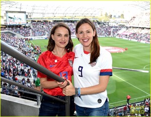 jennifer-garner-jessica-chastain-support-times-up-soccer-game-03.thumb.jpg.fdee10eef4e1ae8e57ad16d5f185f456.jpg