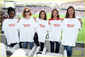 jennifer-garner-jessica-chastain-support-times-up-soccer-game-06.thumb.jpg.e97b8906aea55d46d6630ba7ca00d55c.jpg