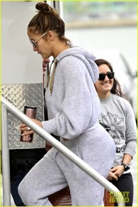 jennifer-lopez-arrives-on-set-in-nyc-01.jpg