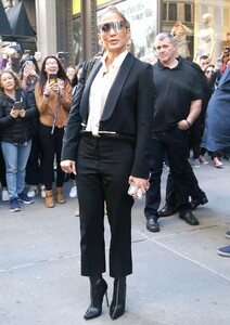 jennifer-lopez-heads-to-sirius-radio-in-nyc-04-03-2019-15.jpg