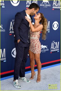 jessie-james-decker-eric-decker-acm-awards-03.jpg