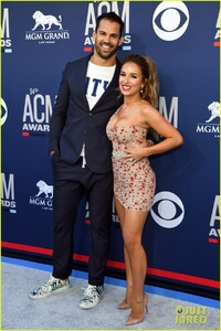 jessie-james-decker-eric-decker-acm-awards-06.jpg