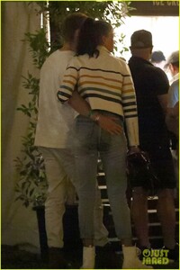 joel-kinnaman-kelly-gale-coachella-02.thumb.jpg.af4b85e3ee7d1039881b08d226bf15fa.jpg