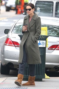 katie-holmes-out-in-new-york-city-04-18-2019-6.jpg