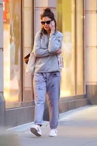 katie-holmes-out-in-nyc-04-28-2019-1.jpg