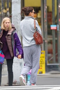 katie-holmes-out-in-nyc-04-28-2019-3.jpg