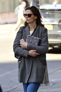 katie-holmes-street-style-04-16-2019-0.thumb.jpg.414be33ec504c08873a079d53abefff3.jpg