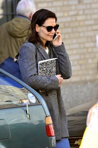 katie-holmes-street-style-04-16-2019-1.thumb.jpg.43945a37bc2de61ff8b52603e8d12a06.jpg