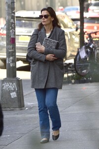 katie-holmes-street-style-04-16-2019-2.thumb.jpg.278c995bf94f13d0fb2d00d26db301f1.jpg