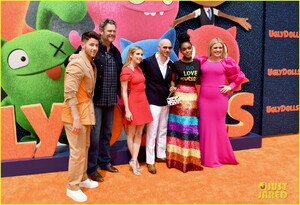 kelly-clarkson-janelle-monae-go-glam-uglydolls-premiere-18.thumb.jpg.a3f1f67f3321f6c6bd8c5aa39e098808.jpg