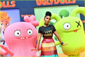 kelly-clarkson-janelle-monae-go-glam-uglydolls-premiere-19.thumb.jpg.74194cb83ac9090b11574559638e6d08.jpg