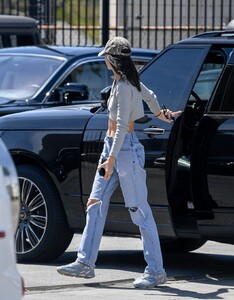 kendall-jenner-in-ripped-jeans-04-01-2019-1.jpg
