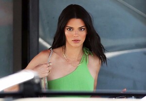 kendall-jenner-street-style-los-angeles-04-25-2019-0.jpg