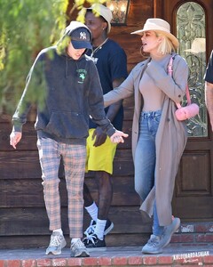 khloe-kardashian-church-service-in-calabasas-03-31-2019-2.jpg