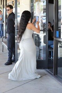 kim-kardashian-arrives-at-burgerim-in-los-angeles-04-24-2019-more-pics-16.jpg