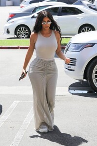 kim-kardashian-arrives-at-burgerim-in-los-angeles-04-24-2019-more-pics-3.jpg