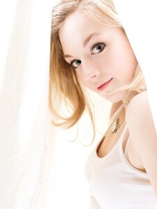 kinopoisk.ru-Emily-Kinney-2542986.jpg