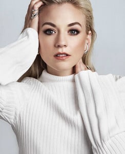 kinopoisk.ru-Emily-Kinney-3294805.jpg