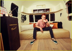 kj-apa-shows-off-crosley-x-fossil-collaboration-in-nashville-02.jpg