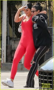 kylie-jenner-steps-out-after-announcing-perfume-with-kim-kardashian-01.jpg