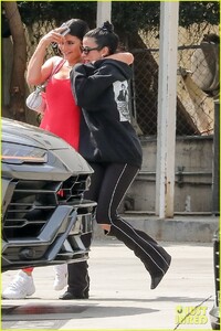 kylie-jenner-steps-out-after-announcing-perfume-with-kim-kardashian-02.jpg