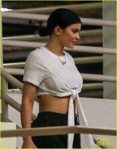 kylie-jenner-steps-out-in-nikes-travis-scott-05.jpg