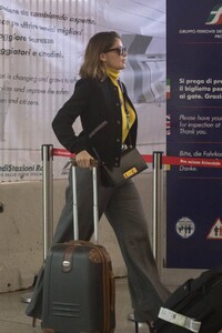 laetitia-casta-leaves-hotel-st.-regis-in-rome-04-06-2019-0.thumb.jpg.8ea6dca60ed034afa268b108583bb316.jpg