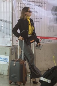 laetitia-casta-leaves-hotel-st.-regis-in-rome-04-06-2019-3.thumb.jpg.9e3f0cccd76f65b72111db2e7e965456.jpg