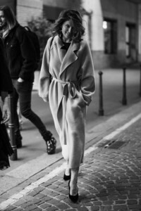 laetitia-casta-sublime-en-long-manteau-camel-a-milan-pour-la-promotion-de-l-homme-fidele-le-6-avril-2019.thumb.jpg.70fe5b868308975997c29b09b49a95af.jpg