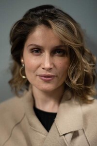 laetitia-casta-un-soupcon-de-maquillage-un-carre-ondule-et-des-meches-blonds-pour-un-max-de-style.thumb.jpg.f9f09576f4aeeffe919f85359f97dfab.jpg