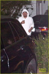 leonardo-dicaprio-at-kate-hudson-birthday-party-01.jpg