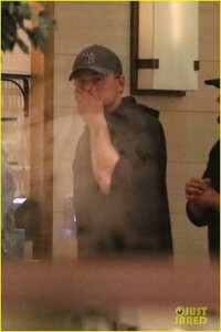leonardo-dicaprio-avra-dinner-01.jpg
